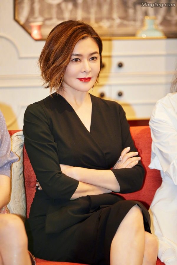气质女神关之琳细高跟美脚翘腿坐姿,主持人栗坤的腿也是极好的(2/6)