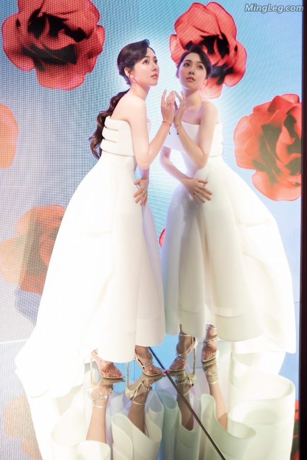 白雪公主郭碧婷美脚性感高跟鞋踩在镜面地板上(3/12)