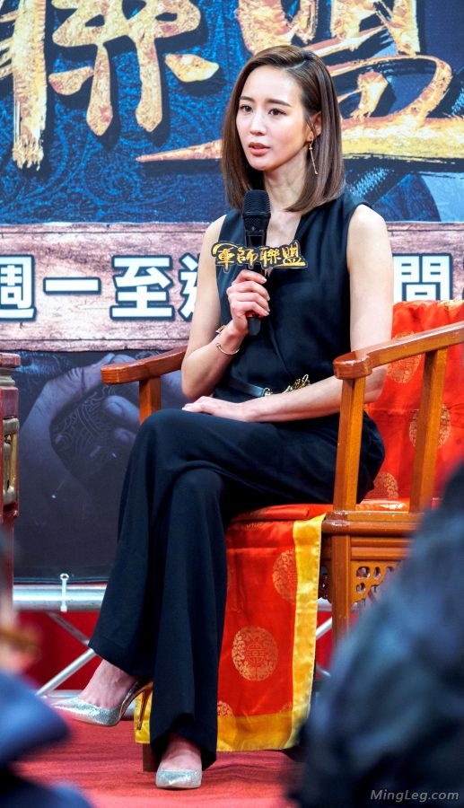单一角度拍摄张钧甯金属细高跟现场图片(54/59)