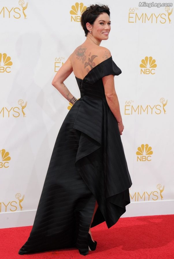 Lena Headey, who plays Cersei, wears high heels with sexy tattoos on her back(8/18)
