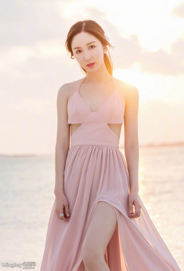 海边穿美裙的女神娄艺潇光脚丫太美(2/6)