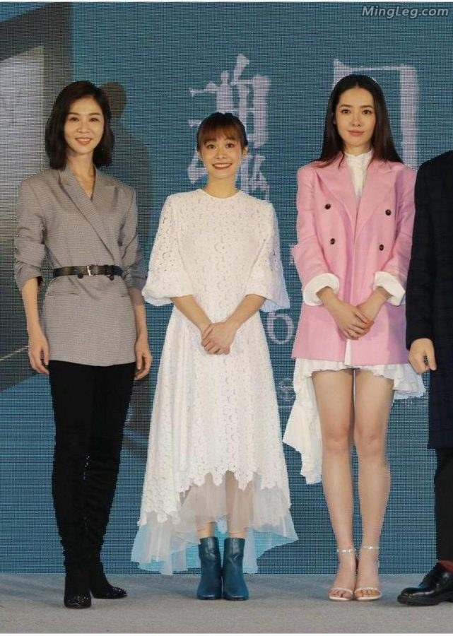 气质美女郭碧婷穿超短裙秀出修长玉腿和美足(2/3)