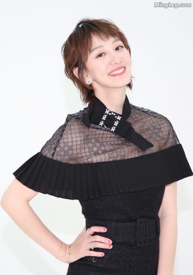 江苏卫视美女主播郭晓敏尖头高跟玉腿(2/3)