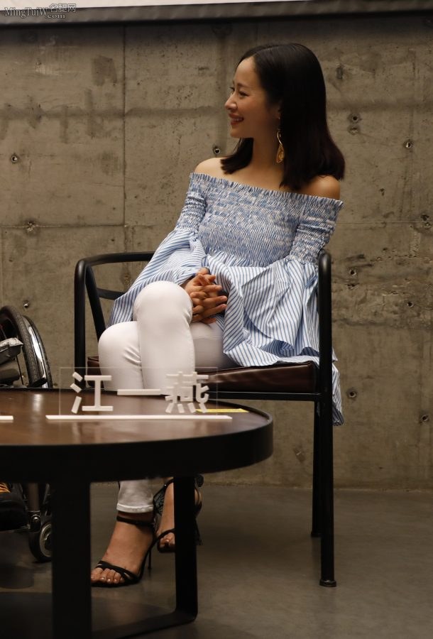 正能量女明星江一燕白色紧身裤高跟美足(5/6)