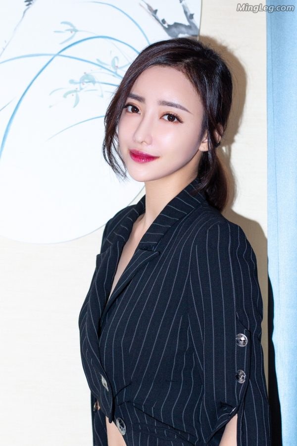 Liu Fanfei is such a beautiful and sassy young lady in a suit and high heels(4/9)