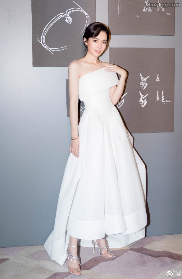 白雪公主郭碧婷美脚性感高跟鞋踩在镜面地板上(5/12)