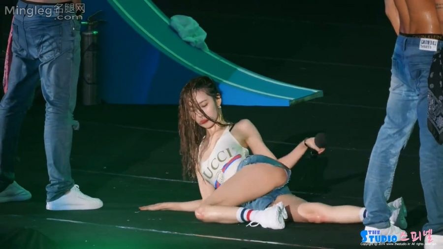 李宣美湿身紧身衣超短牛仔短裤给你看大腿跟[网盘](3/8)