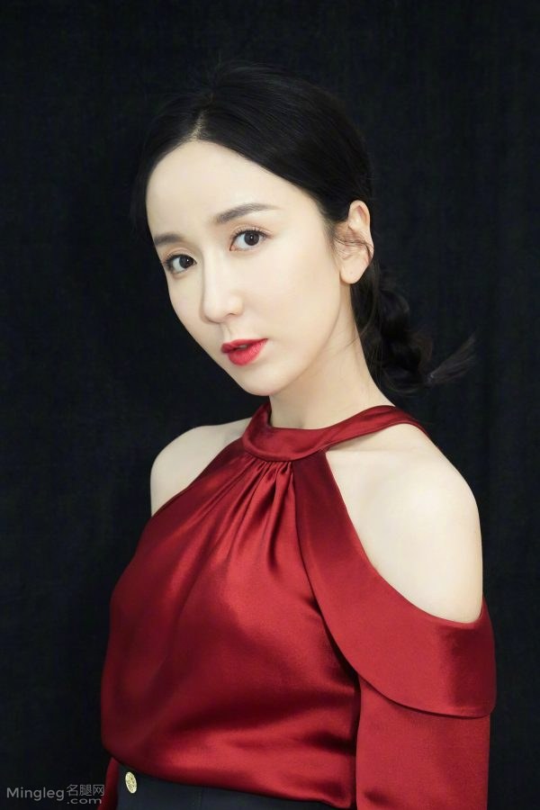 黑红搭配着装娄艺潇长腿美足气质高傲(4/9)