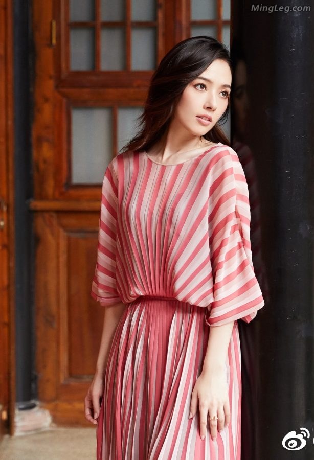 郭碧婷美脚配银色尖头金属高跟(3/8)