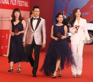 不老女神朱茵现身上海国际电影节踩恨天高秀美足风采依旧