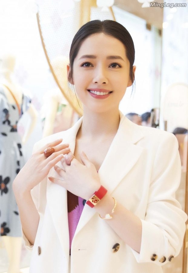 仙女儿郭碧婷白色西装长腿(4/5)