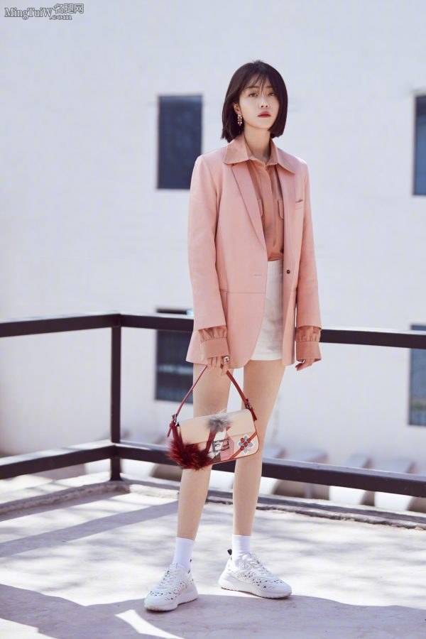 甜美的背景女孩李溪芮短发长腿有点儿酷(2/6)