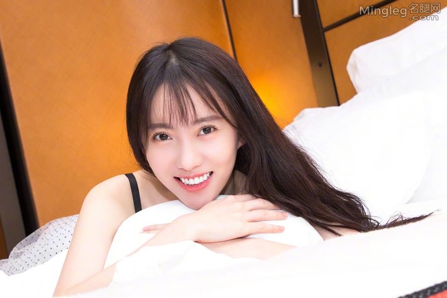 年轻的妹子刘萌萌穿踩尖头高跟鞋更显女人味(9/9)