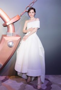 白雪公主郭碧婷美脚性感高跟鞋踩在镜面地板上