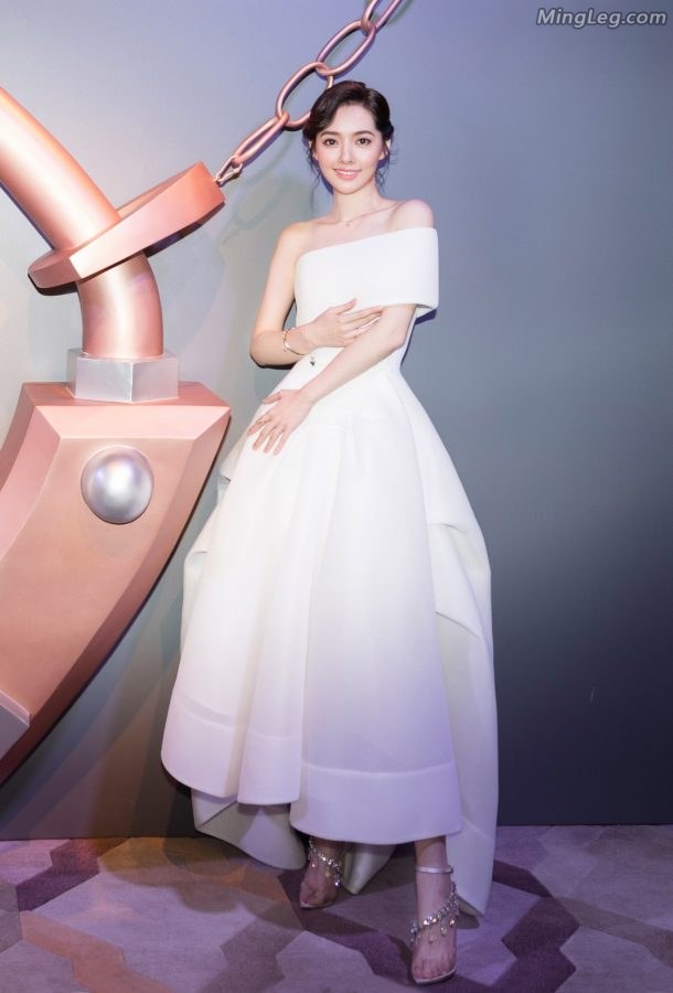 白雪公主郭碧婷美脚性感高跟鞋踩在镜面地板上(7/12)