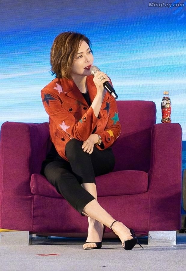 关之琳依旧白嫩的美足,配上细高跟马上有感觉(3/9)
