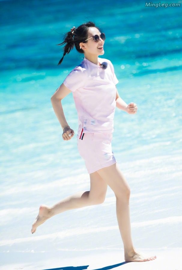 章子怡和谢娜两姐妹在海边秀美腿玉足(6/7)