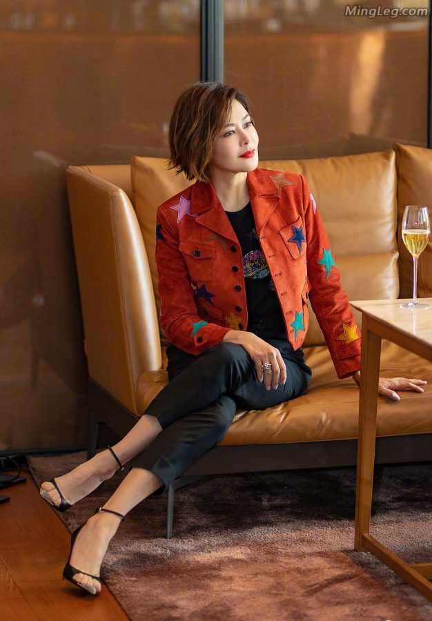 关之琳依旧白嫩的美足,配上细高跟马上有感觉(6/9)