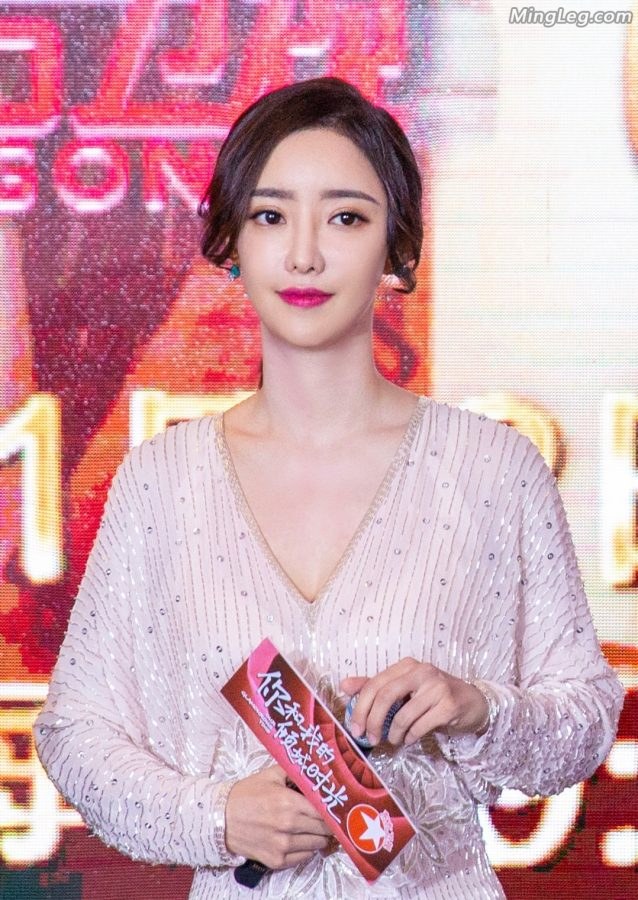 刘凡菲小沟微露性感迷人的尤物(7/8)