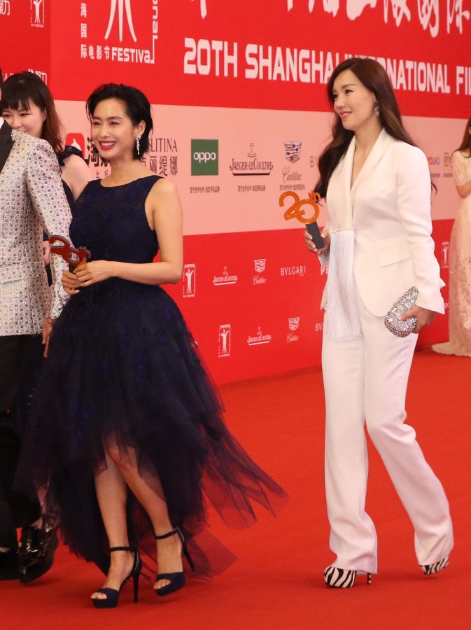 不老女神朱茵现身上海国际电影节踩恨天高秀美足风采依旧(27/36)