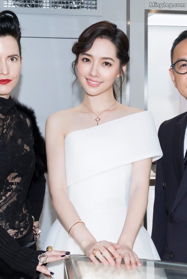 白雪公主郭碧婷美脚性感高跟鞋踩在镜面地板上(12/12)