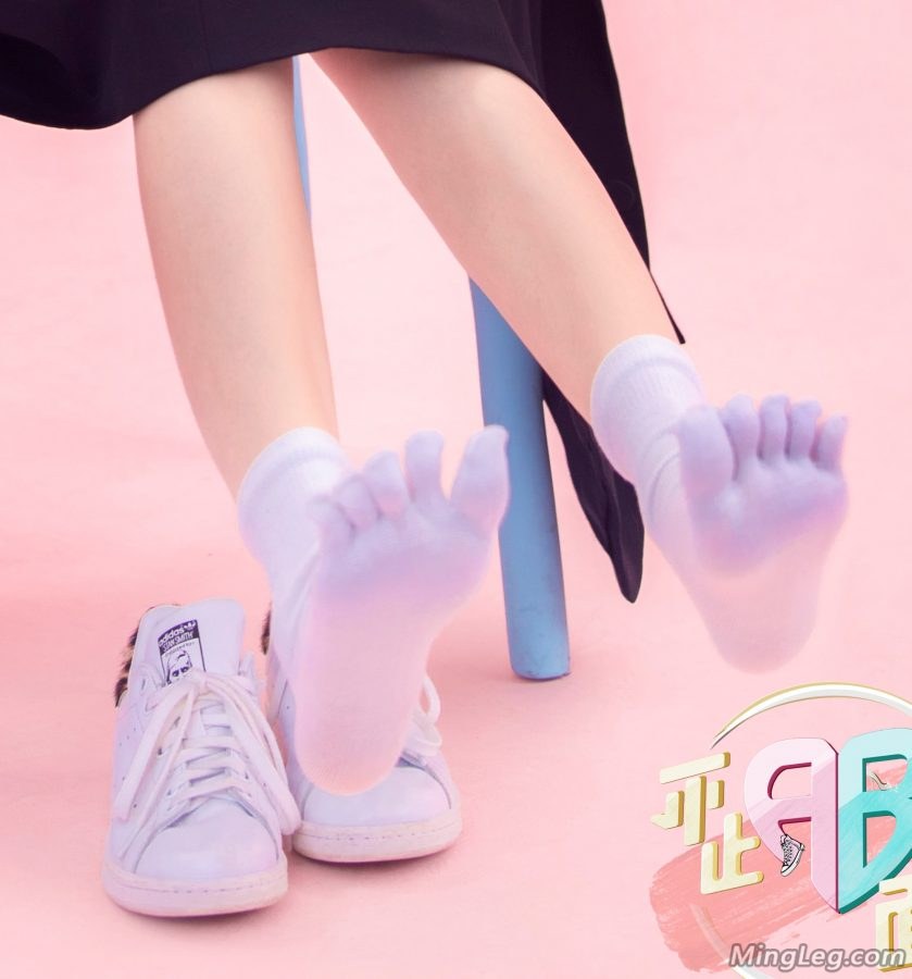 杨颖脱掉鞋子给你看她穿了五指棉袜的可爱小脚丫(2/7)