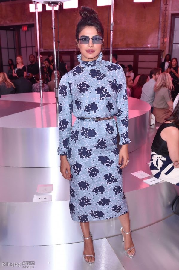 Street photography + fashion event Elizabeth Olsen beautiful legs in blue skirt(11/11)