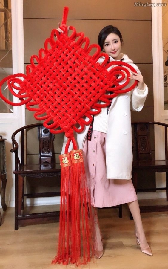 身材高挑的美女刘凡菲脚踩尖头高跟送上中国结(2/2)