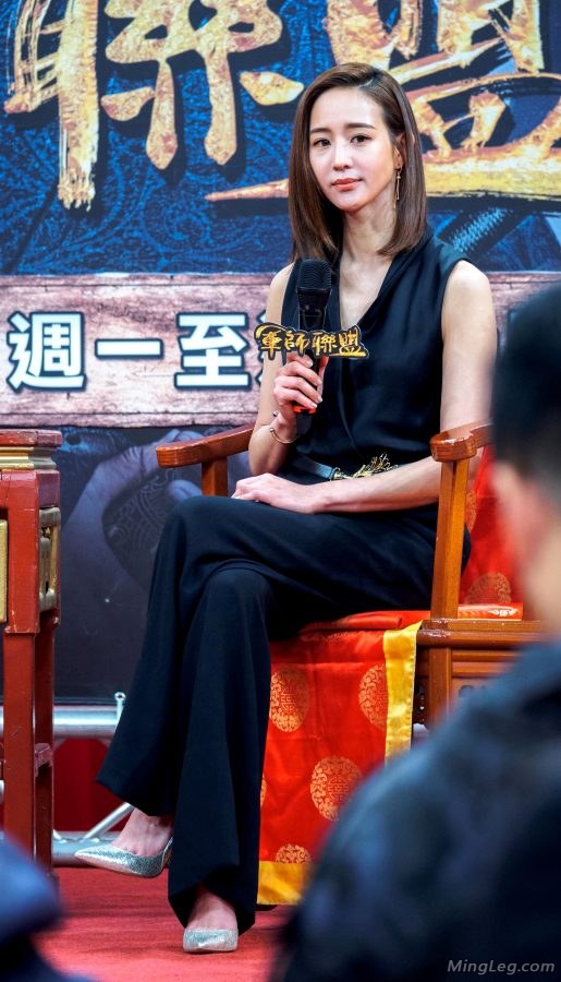  Single angle shot of Zhang Junning wearing metal stilettos(55/59)