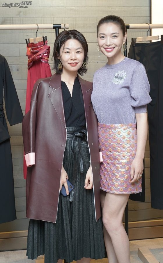 气质女神关之琳细高跟美脚翘腿坐姿,主持人栗坤的腿也是极好的(6/6)