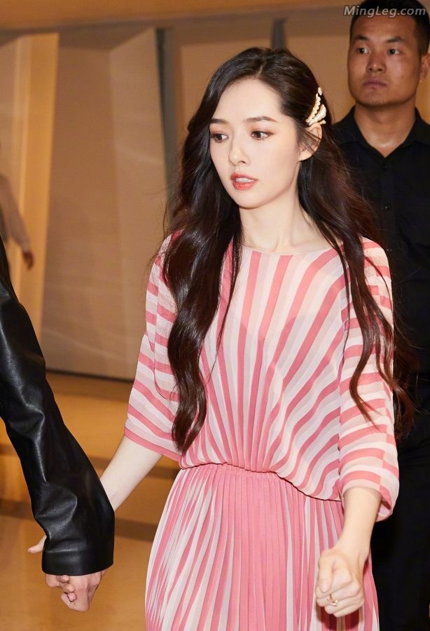 郭碧婷美脚配银色尖头金属高跟(7/8)