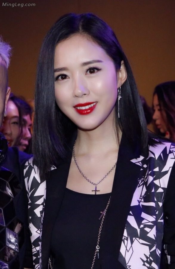 Yan Danchen, a mature woman with long straight hair and beautiful legs, wears black leather boots(3/3)