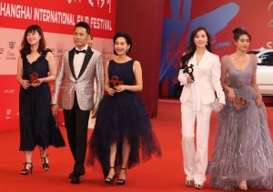 不老女神朱茵现身上海国际电影节踩恨天高秀美足风采依旧