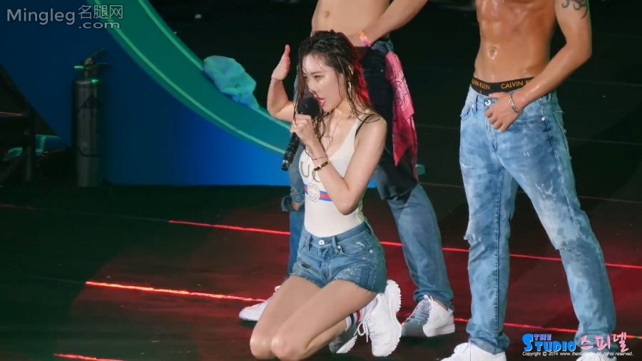李宣美湿身紧身衣超短牛仔短裤给你看大腿跟[网盘](4/8)
