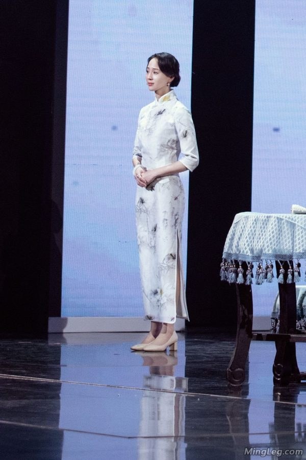 气质优雅张钧甯民国风旗袍肉丝袜(2/7)