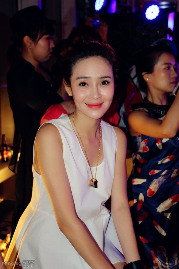 于明加清新短发穿迷你小短裤翘二郎腿坐姿(3/3)