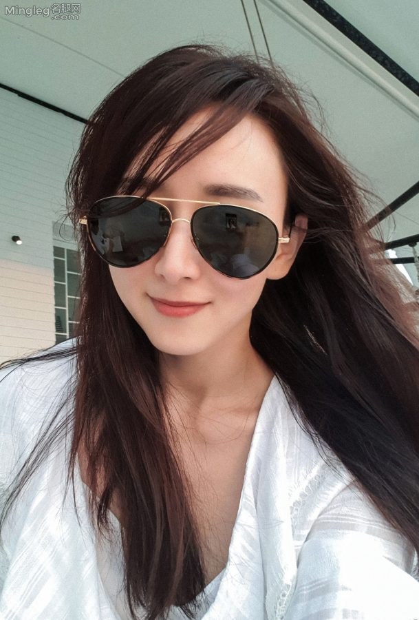胡静的脚很漂亮总是喜欢秀出来(2/4)