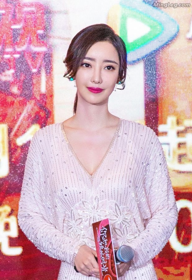 刘凡菲小沟微露性感迷人的尤物(8/8)