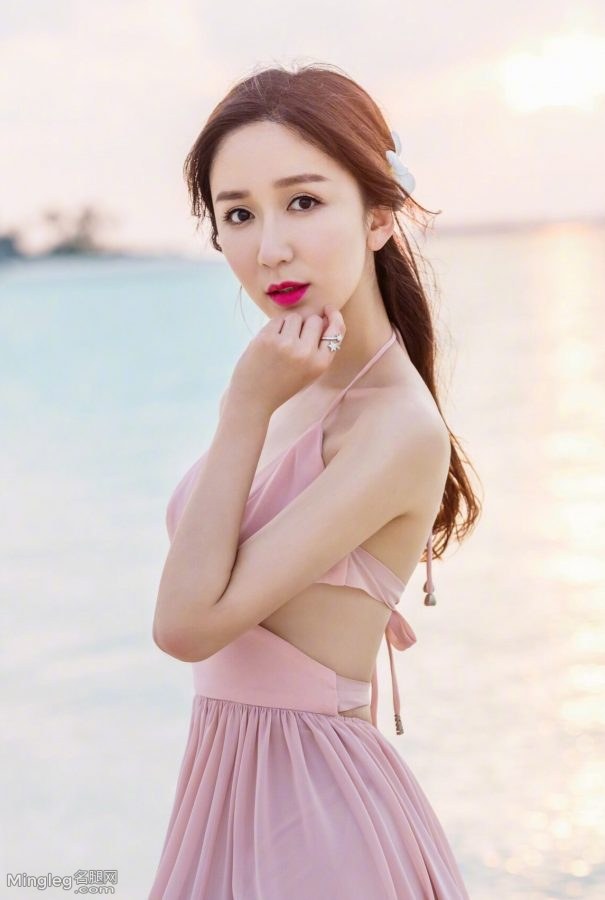 海边穿美裙的女神娄艺潇光脚丫太美(3/6)