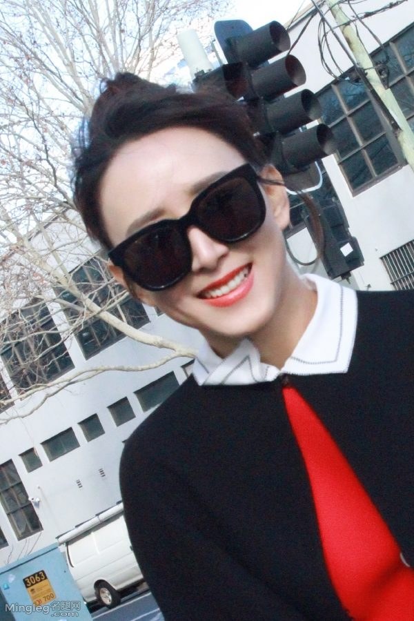 胡静穿高跟鞋在国外街头拍的照片优雅大气(4/8)