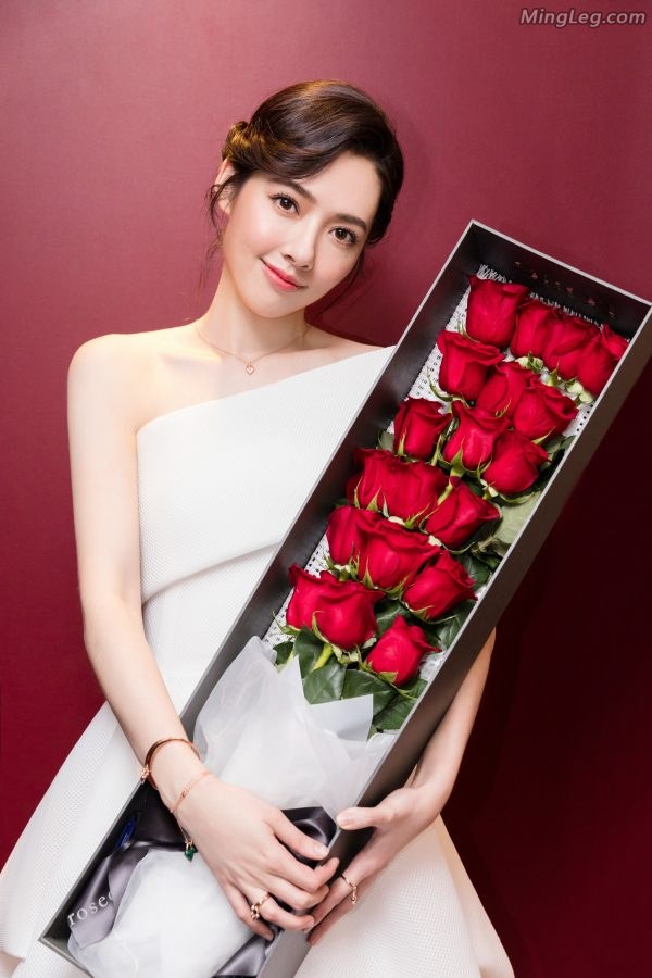 白雪公主郭碧婷美脚性感高跟鞋踩在镜面地板上(10/12)