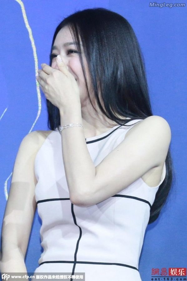 秦岚穿小短裙落座一不小心走光了(4/4)