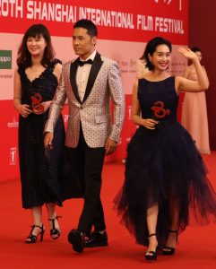 不老女神朱茵现身上海国际电影节踩恨天高秀美足风采依旧