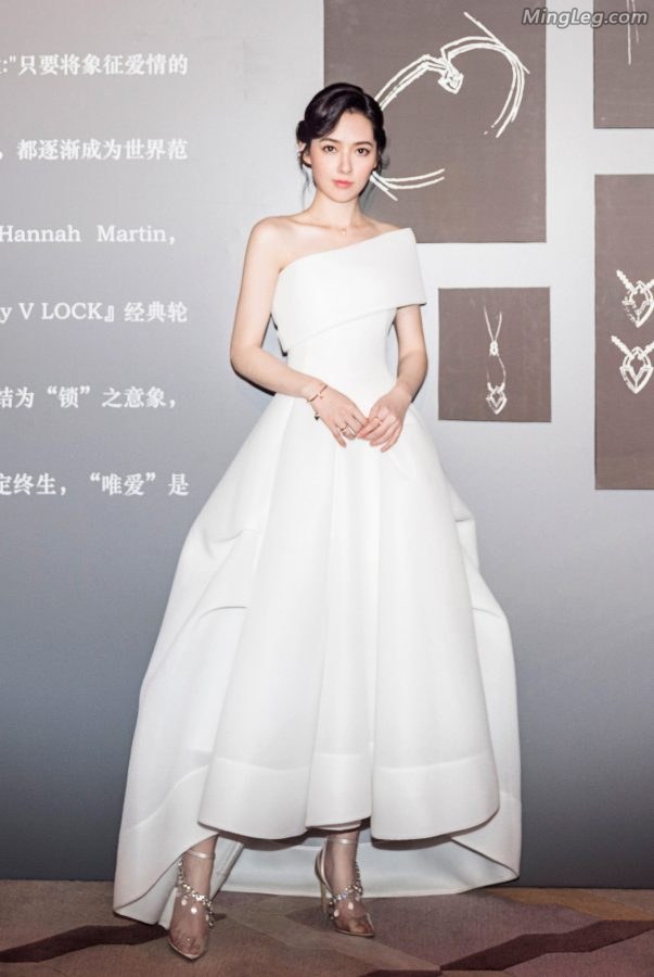 白雪公主郭碧婷美脚性感高跟鞋踩在镜面地板上(6/12)