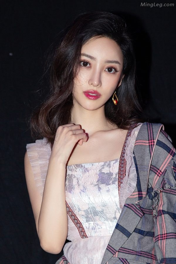 高颜值女星刘凡菲录节目翘腿玉足性感(5/9)