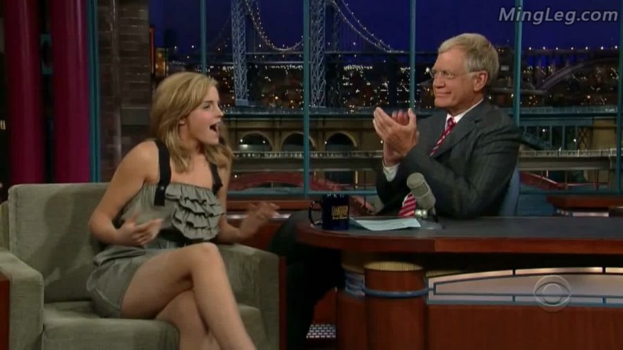 Emma Watson访谈节目身穿超短裙换腿时走光(1/6)