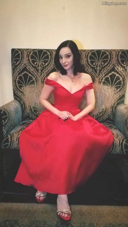 Emma Dumont露玉肩美胸,红指甲脚趾修长(9/9)