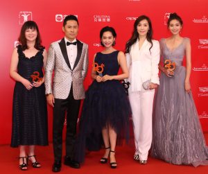 不老女神朱茵现身上海国际电影节踩恨天高秀美足风采依旧