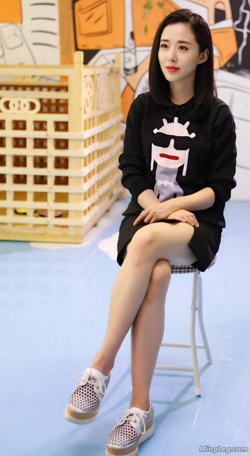 清新美女颜丹晨翘腿坐姿秀白大腿(1/1)