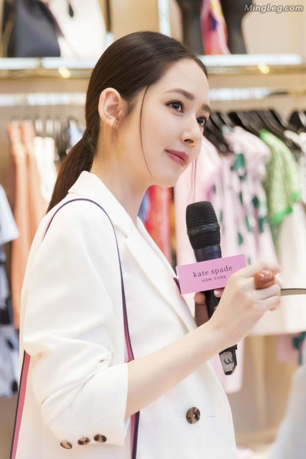 仙女儿郭碧婷白色西装长腿(3/5)